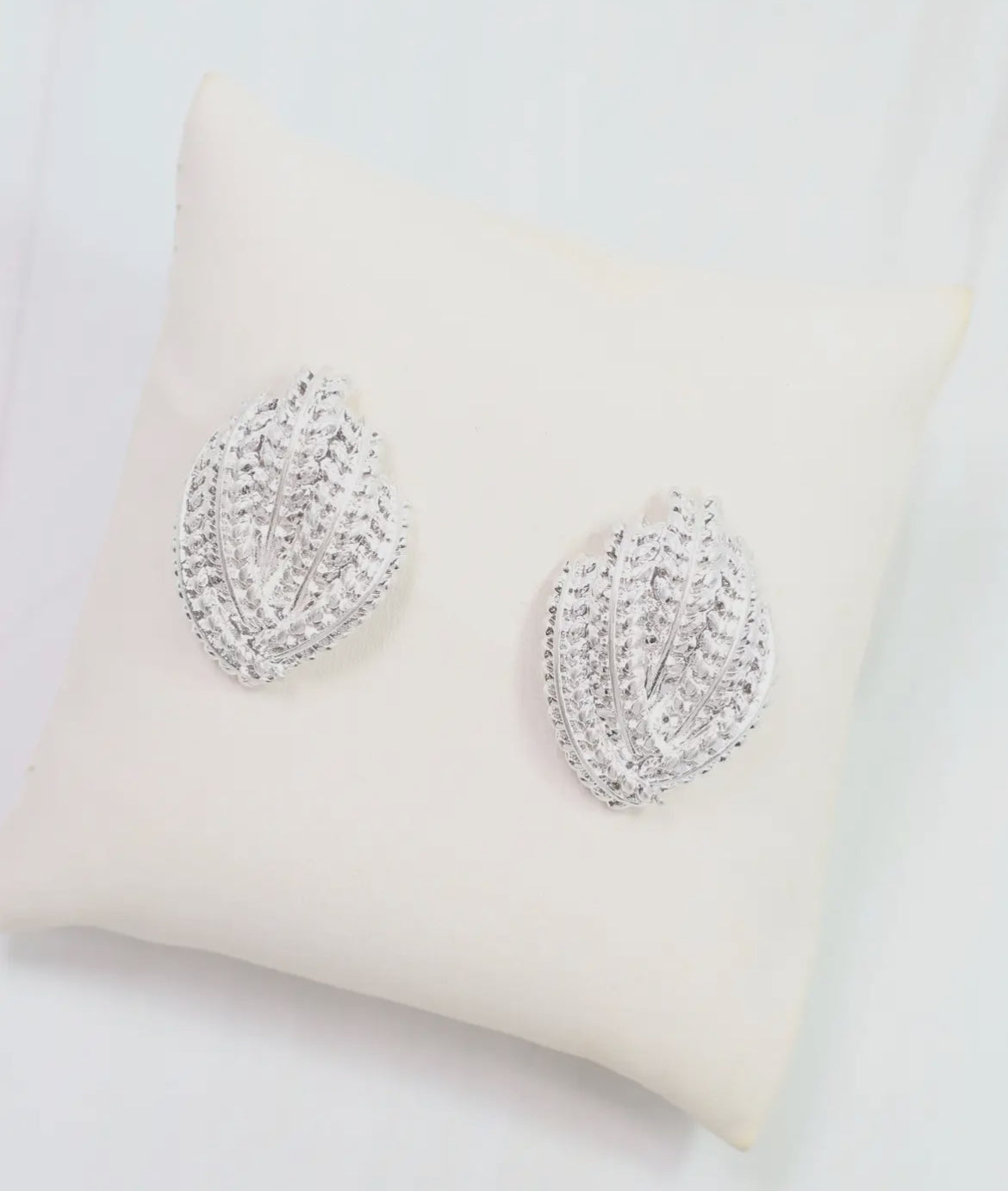 (spa-) Sobrino Metal Earring Worn Silver